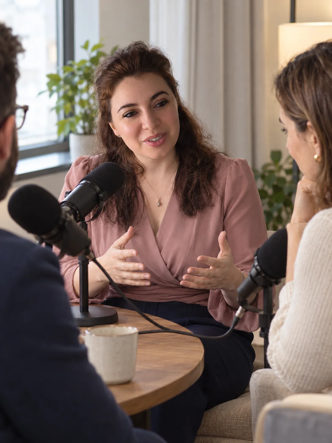 Stella Norsen in conversazione con due conduttori di podcast
