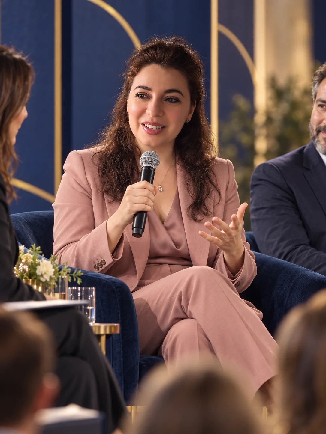 Stella Norsen parla su un grande palco in tailleur blu